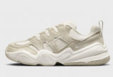 NIKE WMNS Tech Hera phantom/light dans la couleur marron chez Snipes