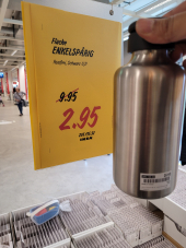 Gourde isotherme Ikea ENKELSPÅRIG, en acier inoxydable/noir, d’une capacité de 0,7 litre