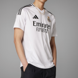 Maillot domicile du Real Madrid 24/25 avec sélection de joueur ou personnalisation chez adidas, disponibles en tailles S à 3XL