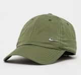 Nike Dri-Fit Club Cap Metalswoosh L en couleur Olive Green/Metallic Silver chez Snipes