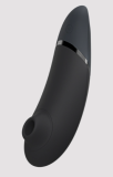 Womanizer Next Pleasure Air Auflegevibrator × Naomi Lareine chez Amorana et Galaxus en action