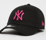 Différentes casquettes en promotion chez Snipes de diverses marques comme Nike, Adidas, New Era